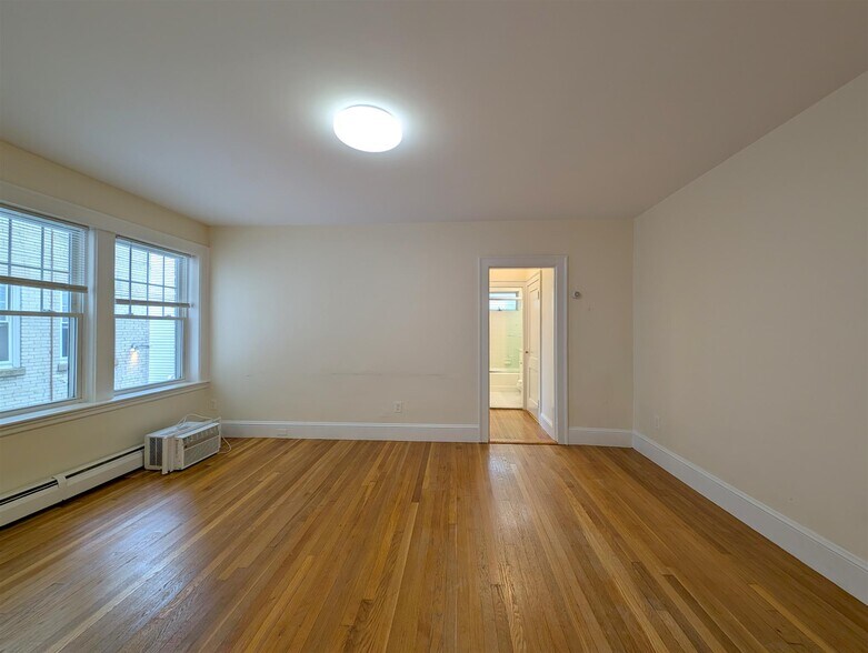 Building Photo - 32 College Ave