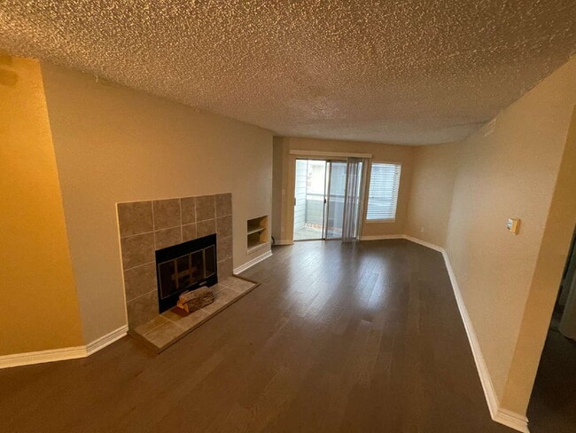 Building Photo - Updated 2 Bedroom, 2 Bath Condo (Available Immediately)