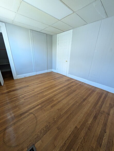 Building Photo - 476 Thompson Ave