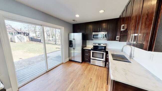 Building Photo - 2014 Roslyn Ave