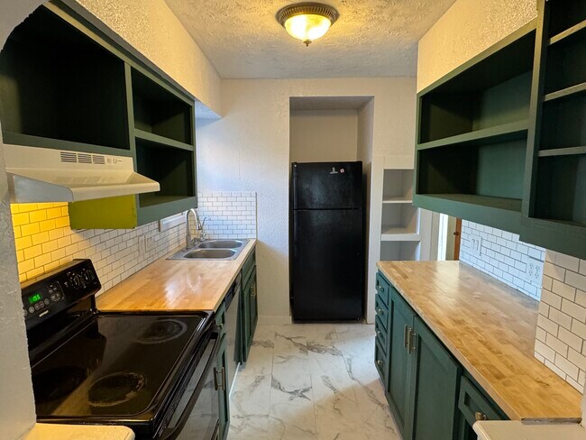 Building Photo - 1468 N Perry Ave