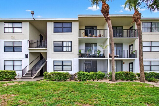 Building Photo - ONE BEDROOM ONE BATHROOM WITH LAKE VIEW!!!