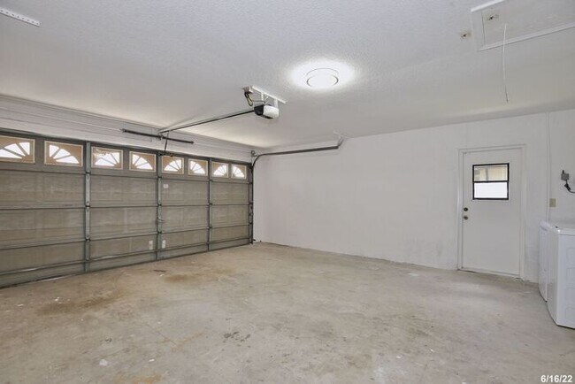 Building Photo - Cozy 3/2 Split Floorplan Home with a Spaci...