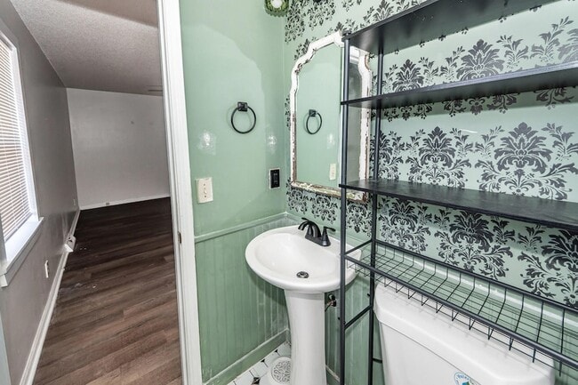 Building Photo - 444 Academy Rd