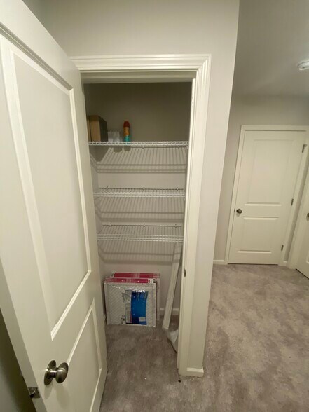 Building Photo - 427 Silo Ct