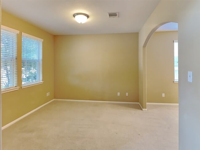 Building Photo - 633 Rocky Hollow Ln