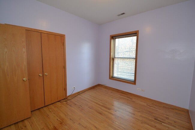 Building Photo - Pet Friendly 3 Bed 2 Bath Top Floor Unit