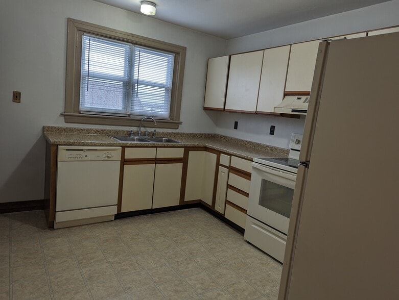 Kitchen - Entry View - 69 E First St