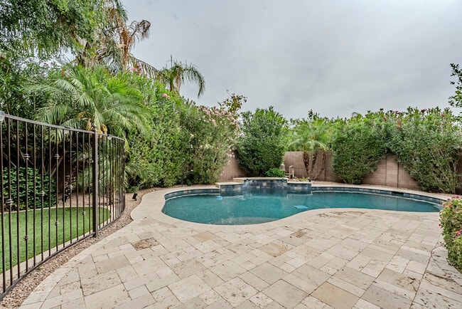 Building Photo - 2744 E Donato Dr
