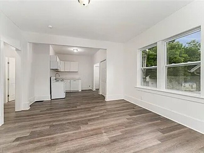 Building Photo - Charming Fully Renovated Cottage Minutes from Downtown!