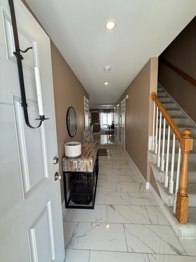 Building Photo - Luxury Duplex