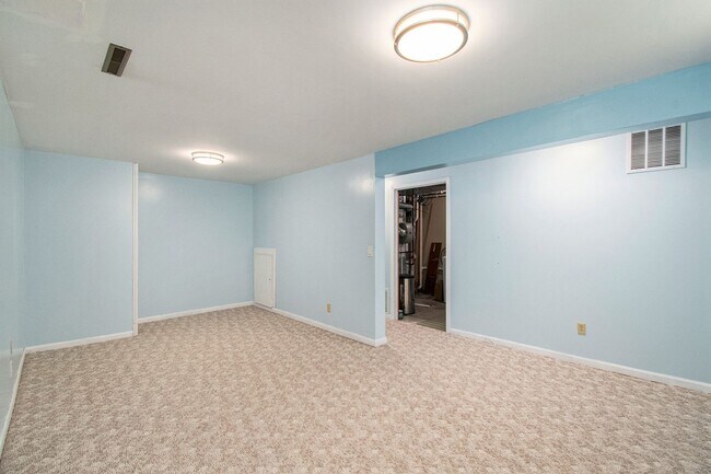 Building Photo - 3 bed + 3 bath Millard tri- level! Ready for move in!