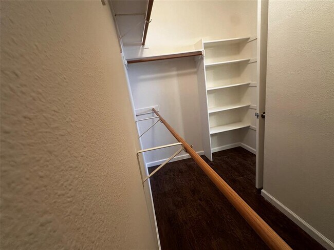 Building Photo - 1041 Disraeli Cir