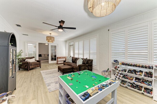 Building Photo - Furnished/Unfurnished ** Annual Rental ** Available 5/1/26 ** 4 Bed/2 Bath Single Family Home ** ...