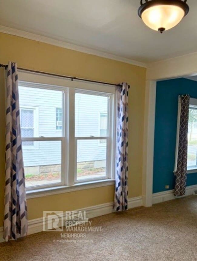 Building Photo - Welcome to Spacious 4 Bedroom, 1 Bathroom Holland Home