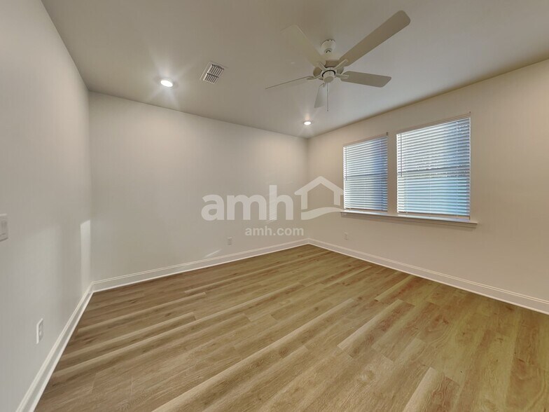 Building Photo - 1519 Aquamarine Dr