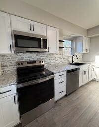 Building Photo - 5711 NW Hillside Dr