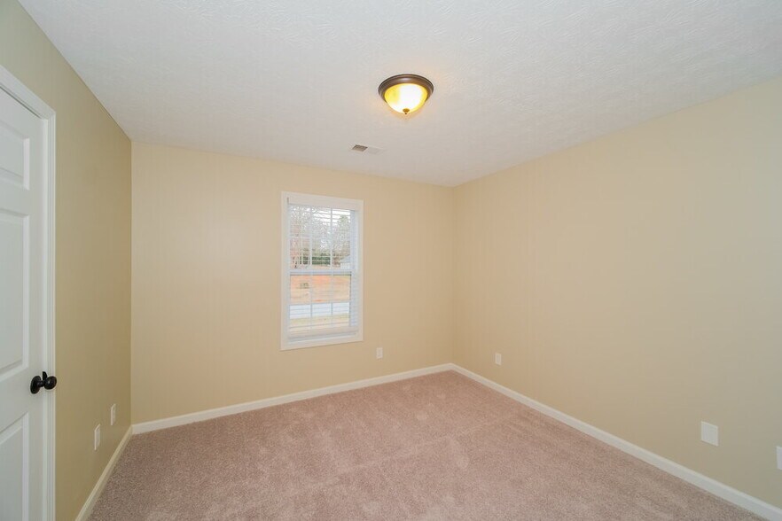 Building Photo - 215 Mountain Ln