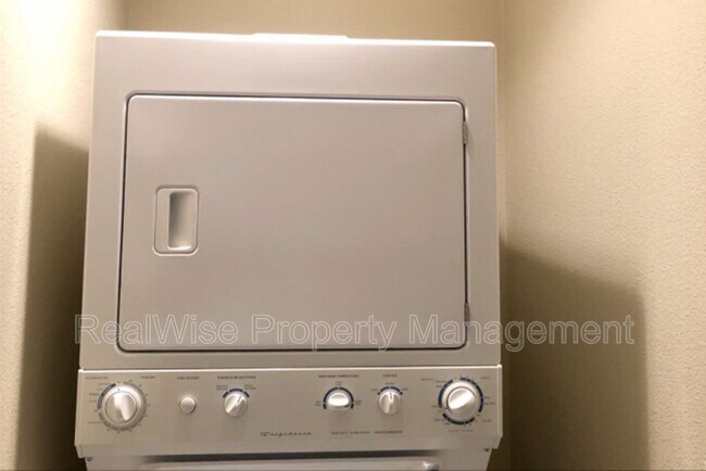 Building Photo - 1984 Sky Park Dr