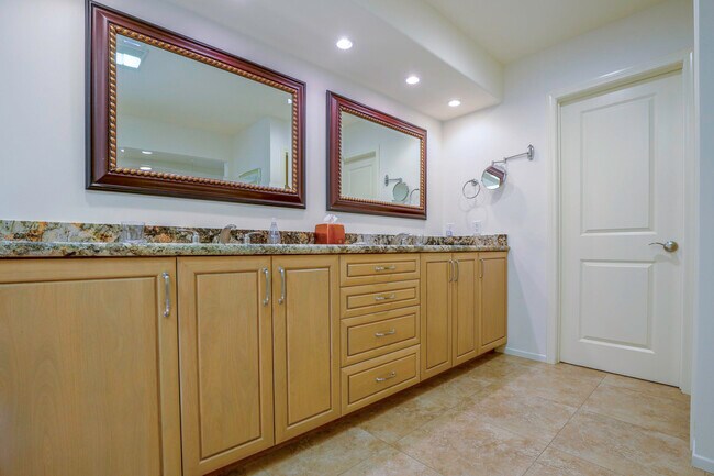 Building Photo - 10 Colgate Dr