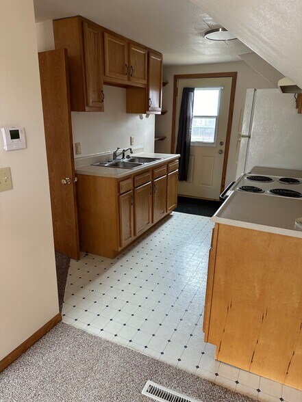 Kitchen - 924A W Blodgett St