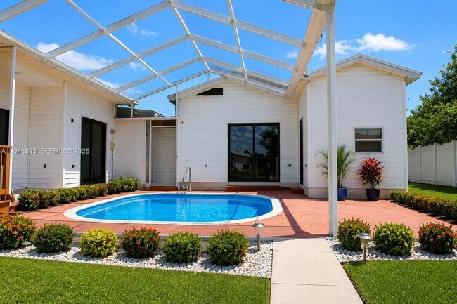 Building Photo - 111 Poinsettia Cir NE