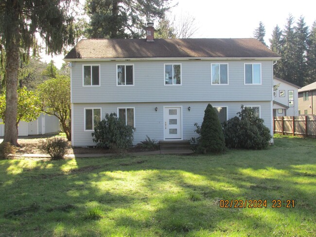 Primary Photo - Tons of Space ! This remodeled 5 br + Offi...