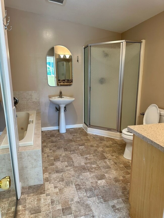 Building Photo - 4Bd/2Ba Bellevue Home