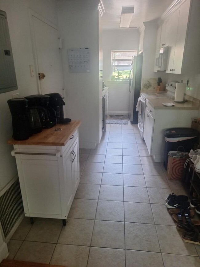 Building Photo - Large, newer, pet friendly 3 bed with all ...