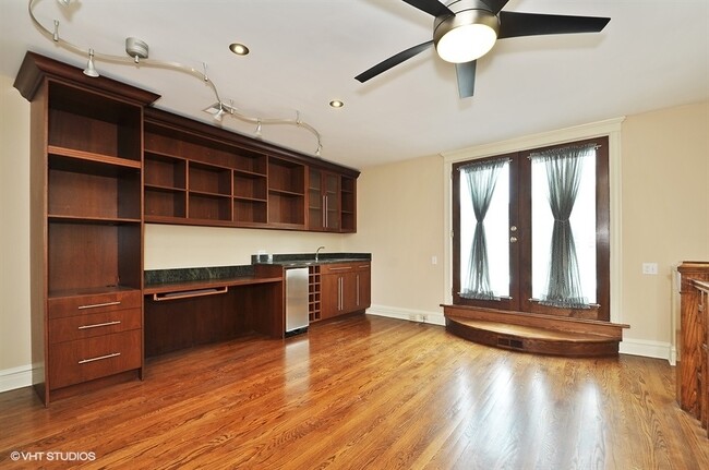 Building Photo - 1440 N Wells St