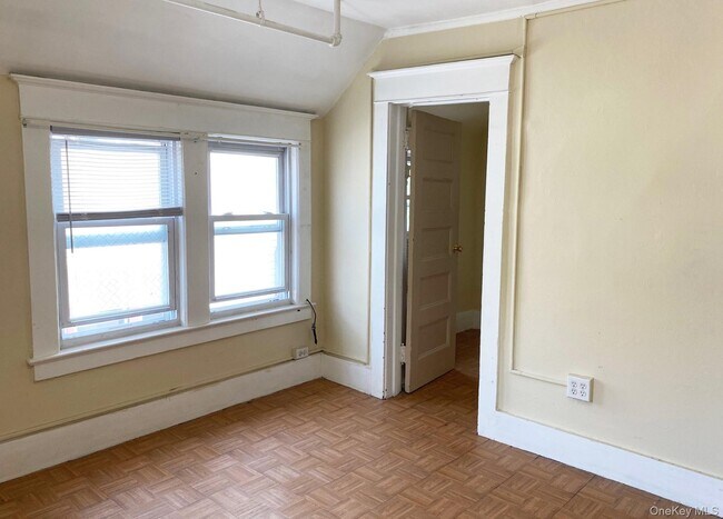 Building Photo - 15 Woodcrest Ave