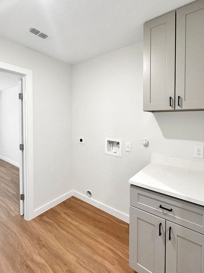 Building Photo - Charming Country Living with Modern Comforts!