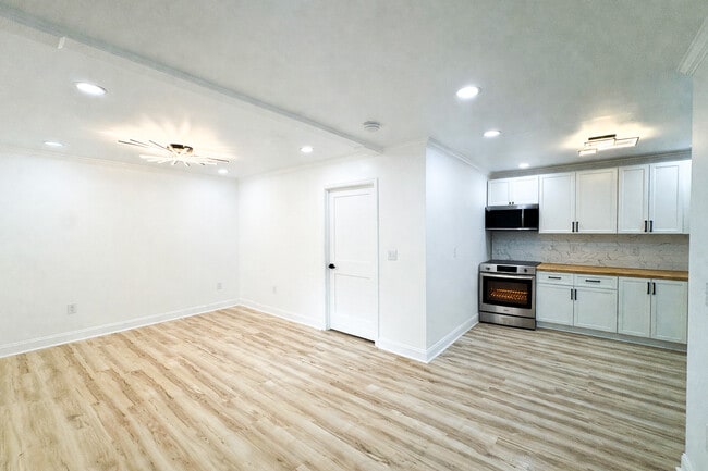 Building Photo - 711 W 44th St