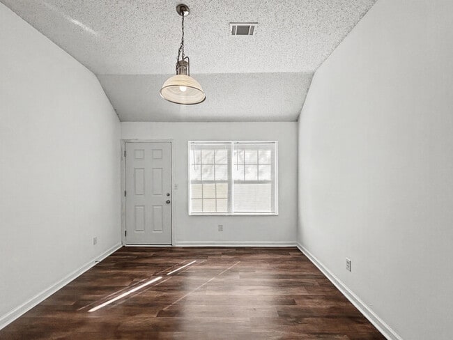 Building Photo - Spacious Home with Garage and Modern Features