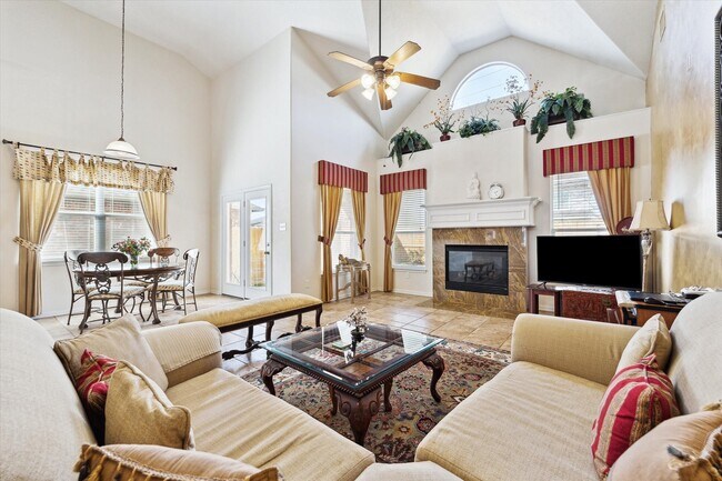 Building Photo - 2088 Silverthorn Ln