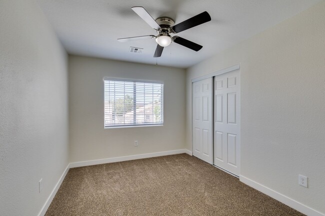 Building Photo - Stunning 3 Bedroom, 2.5 Bathroom Home in E...