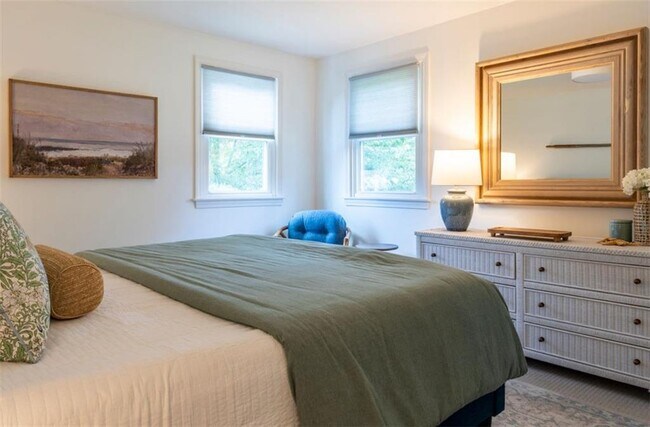 Building Photo - 11 N Hillview Dr