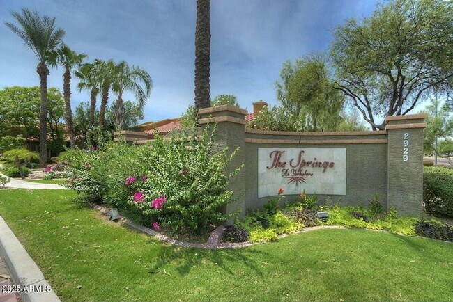 Building Photo - Charming 1 Bed 1 Bath Lower Level condo ++...