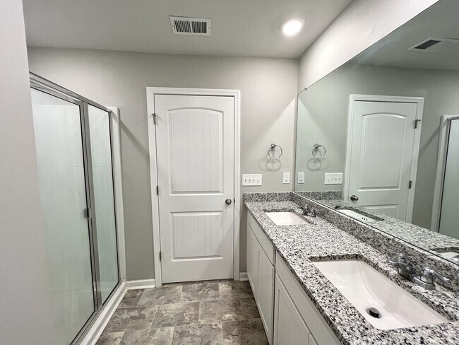 Building Photo - Beautiful Townhome in Columbia minutes to I-65!