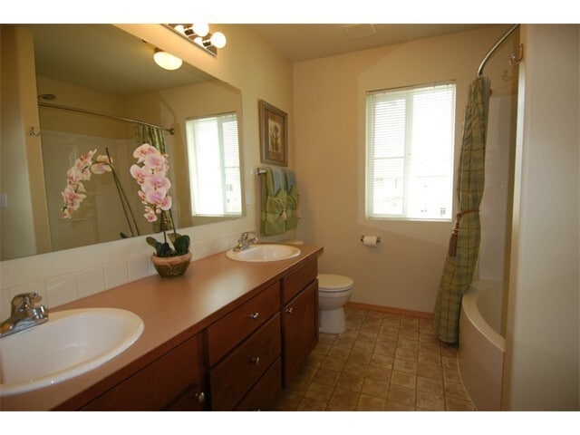 Building Photo - 3 Bedroom 2.5 Bath DuPont Townhome