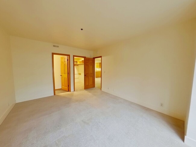 Building Photo - 2 Bedroom Condo In Fantastic Location!