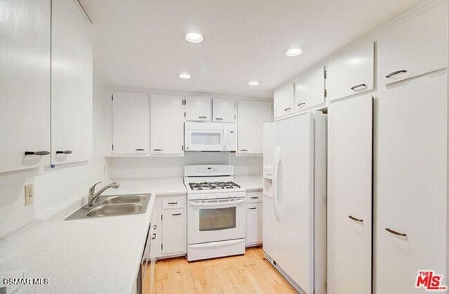 Building Photo - Welcome to this charming 1 bedroom+1 bathroom