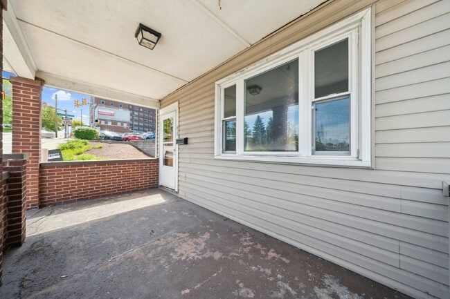 Building Photo - Stunning 3 Bedroom home in Greensburg Avai...