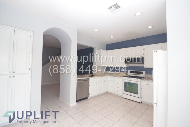 Building Photo - 4 Bed 2.5 Bath Townhouse in Oceanside AVAILABLE NOW!