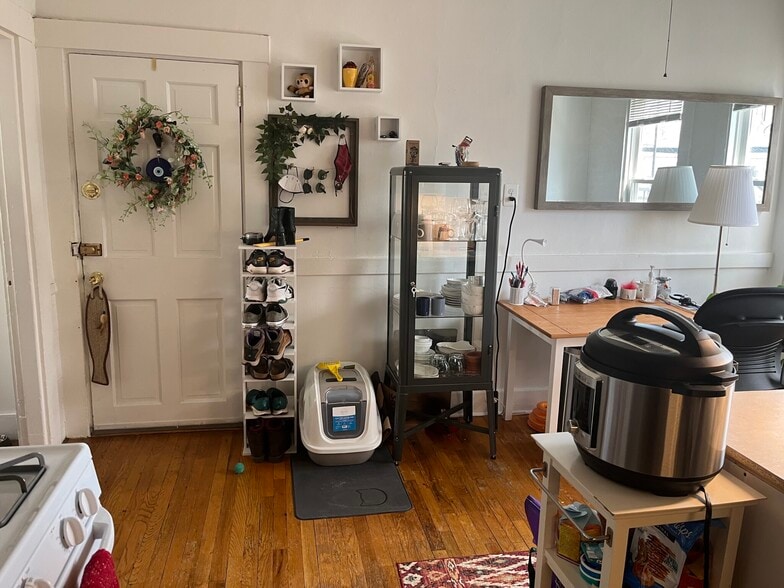 Building Photo - 150 Fifth Unit 2