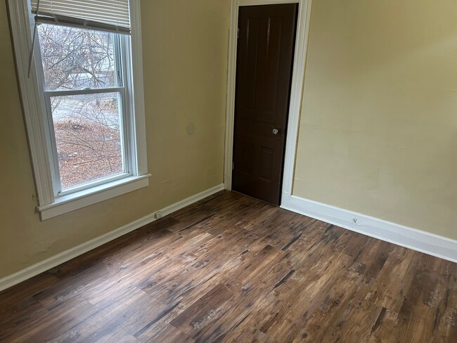 Building Photo - 3 Bedroom House