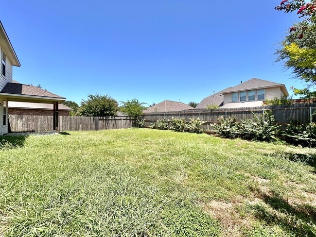 Building Photo - Your Next Home Awaits – Roomy, Bright & Co...