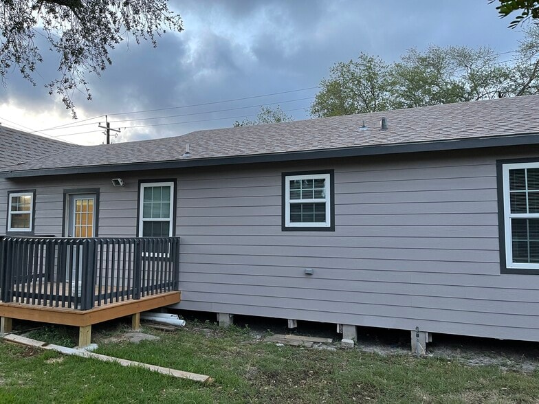 Building Photo - 229 W George St