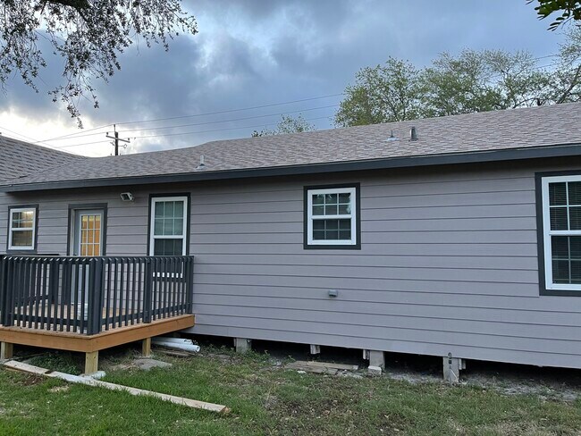 Building Photo - 229 W George St