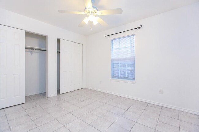 Building Photo - 430 Knickerbocker St